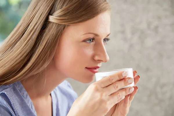 Kaukasiska Kvinna Dricker Kaffe Färska Morgonen — Stockfoto