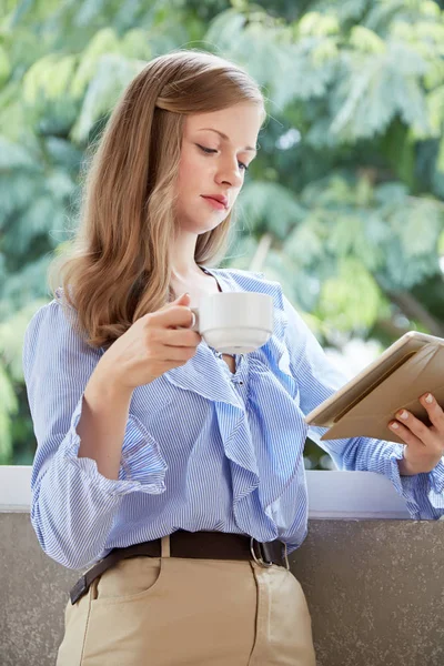 Biznes Kobieta Trzymając Kubek Kawy Przeglądanie Cyfrowych Tabletu — Zdjęcie stockowe