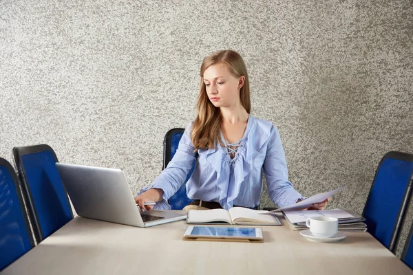 Kobieta Biznesu Przy Stole Miejsce Pracy Biurze Przeglądanie Laptopa — Zdjęcie stockowe