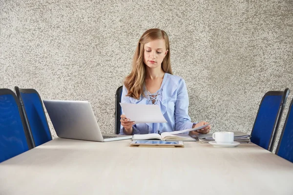 ノート パソコンで文書を読むとオフィスで職場テーブルでビジネス女性 — ストック写真