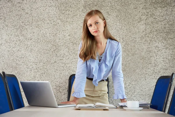 オフィスのラップトップ カップと日記で職場のテーブルにビジネス女性 — ストック写真