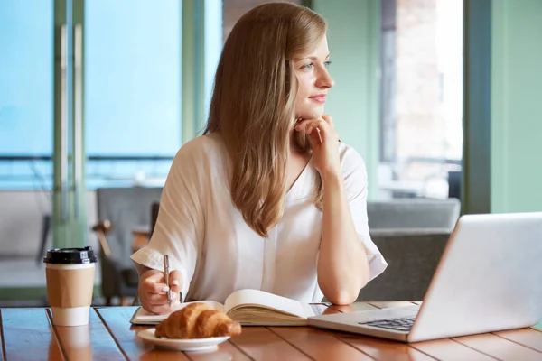 Gondolkodás Laptop Kávézó Asztal Kávéval Croissant Gyönyörű — Stock Fotó