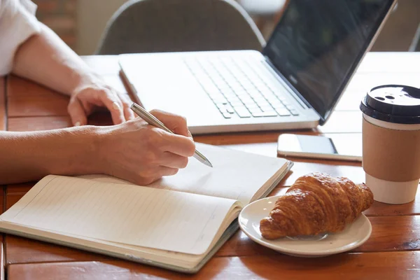 Mujer Mesa Café Con Café Croissant Escritura Plan Diario —  Fotos de Stock