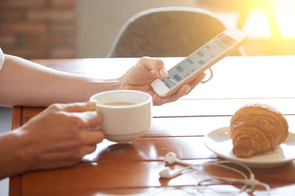 Vrouw Met Mobiele Telefoon Café Aan Tafel Met Koffie Croissant — Stockfoto