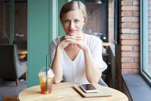 Kaukasische Jonge Vrouw Aan Café Tafel Met Limonade Dagboek Mobiele — Stockfoto