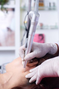 Güzellik uzmanı Ameliyatsız yüz kadın için kaldırma işi eldiven Close-up