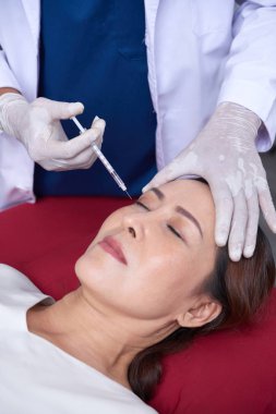 Güzel kadın Kliniği botox veya hyaluronik kolajen enjeksiyonu ile tedavi gören