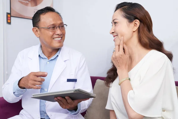 Leende Asiatisk Kvinna Diskuterar Kosmetisk Förfarande Med Kosmetolog Kliniken Använder — Stockfoto