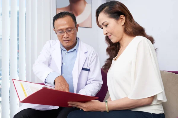 Donna Asiatica Seduta Con Cosmetologo Professionista Scegliendo Procedura Che Medico — Foto Stock