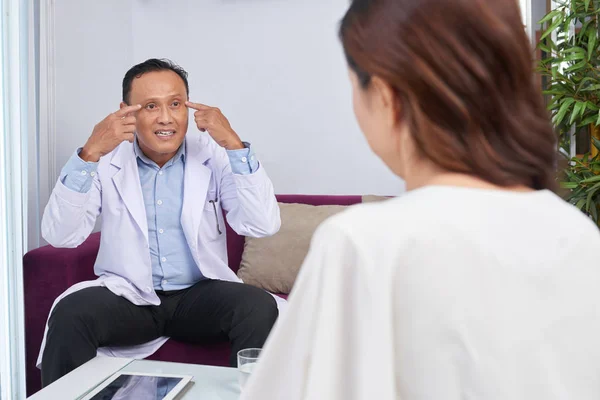 Plastic Surgeon Sitting Office Shows Patient How Undergo Surgery Face — Stock Photo, Image