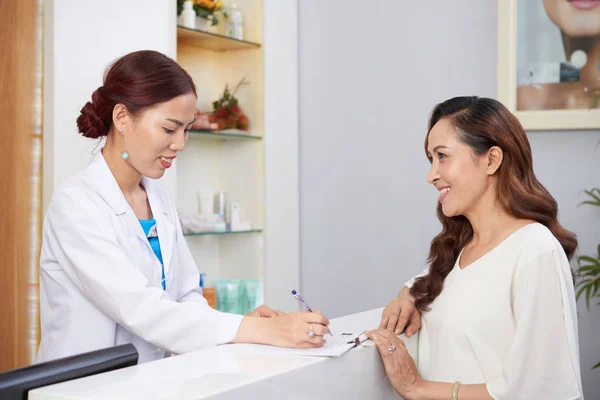 Asiática Feliz Mujer Prepara Tratamientos Belleza Recepción Clínica — Foto de Stock