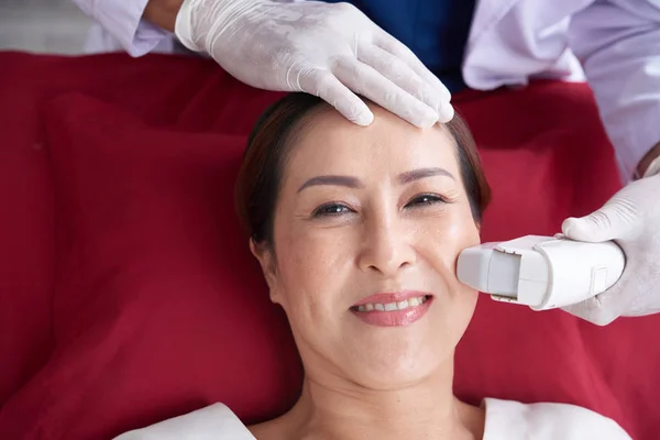 Portret Uśmiechający Się Asian Kobieta Korzystających Leczenia Uzdrowiskowego Klinice Chirurgii — Zdjęcie stockowe