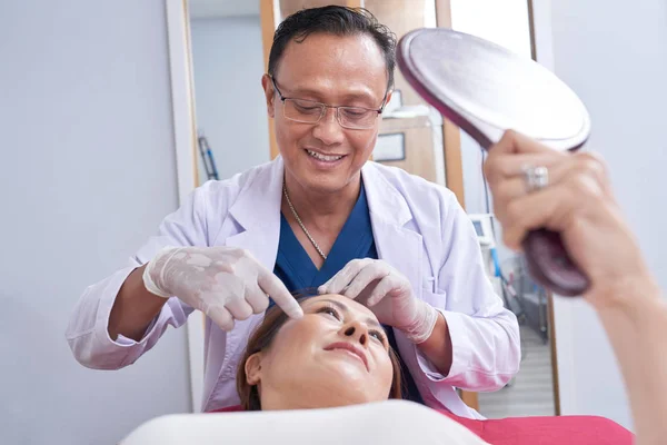 Arzt Analysiert Haut Gesicht Einer Patientin Vor Dem Eingriff Kabinett — Stockfoto