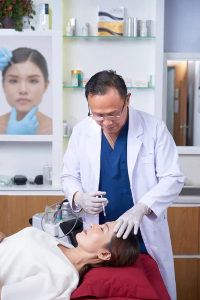 Plastischer Chirurg Spritzt Seiner Patientin Schönheitsklinik Auf Die Gesichtshaut — Stockfoto