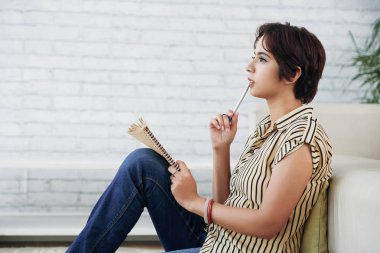 Düşünceli oldukça genç Hintli kadın şiir yazma