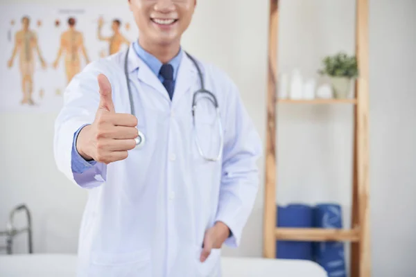 Homem Anônimo Vestuário Médico Sorrindo Mostrando Gesto Polegar Para Cima — Fotografia de Stock