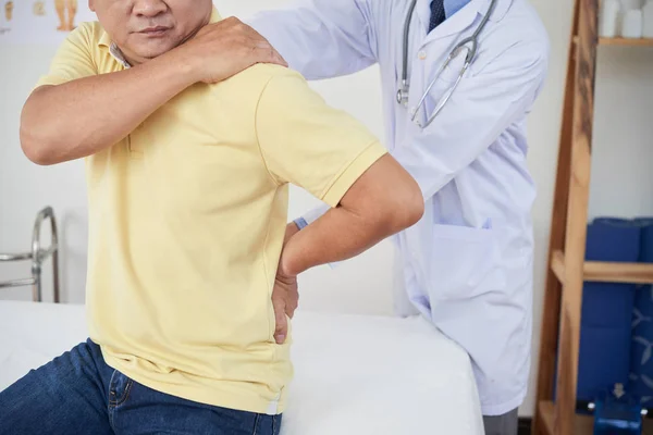 Arzt Untersucht Schmerzenden Rücken Eines Erwachsenen Mannes Während Seiner Arbeit — Stockfoto