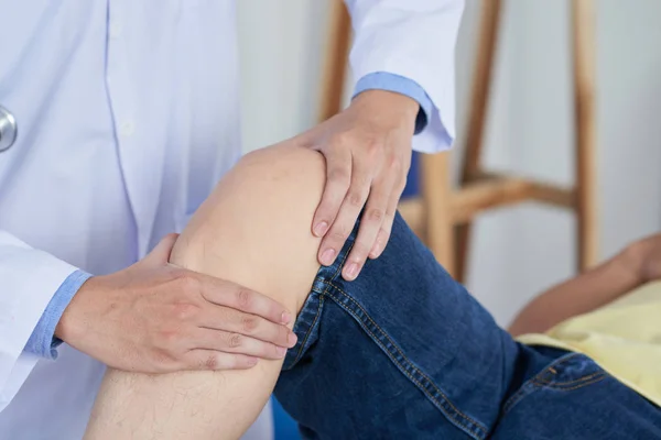 Unrecognizable Medical Practitioner Treating Knee Anonymous Man Rehabilitation Session — Stock Photo, Image
