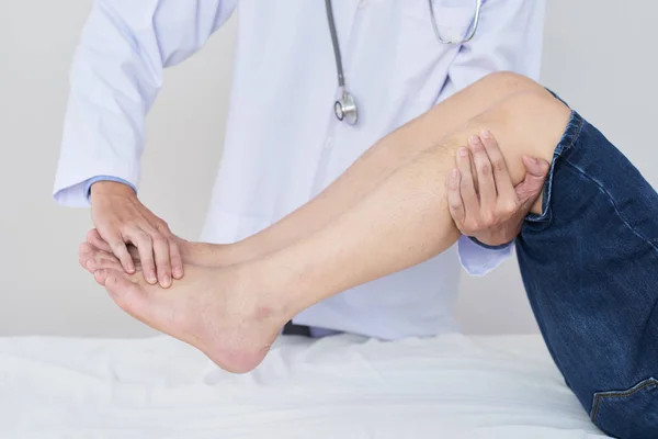 Anonymer Arzt Hilft Erntehelfer Bei Reha Maßnahme Für Beine Arztpraxis — Stockfoto