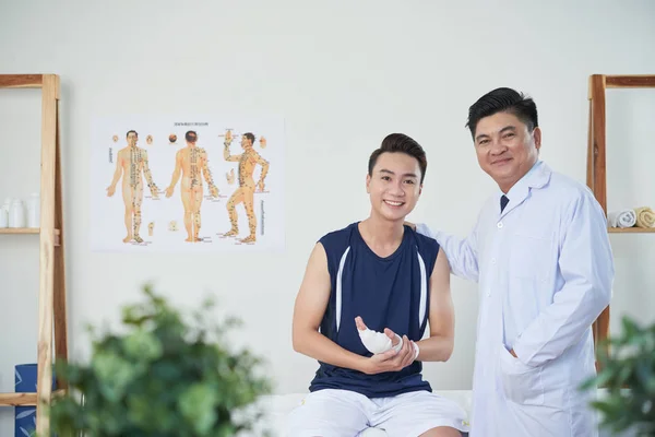 Homme Asiatique Adulte Vêtements Médicaux Jeune Homme Avec Bras Bandé — Photo