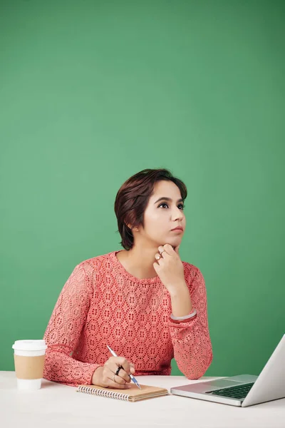 Pensive Jeune Femme Indienne Réfléchissant Sur Des Idées Pour Son — Photo