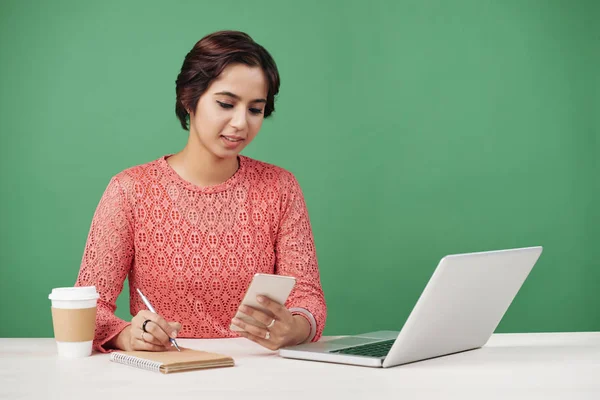 Lächelnde Indische Geschäftsfrau Liest Textnachrichten Und Schreibt Ideen Auf — Stockfoto