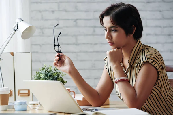 Femme Entrepreneure Enlevant Des Lunettes Lors Lecture Mail Sur Écran — Photo