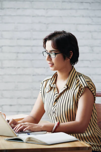 Lachende Vrij Vrouwelijke Ondernemer Bezig Met Werk Laptop Aan Haar — Stockfoto