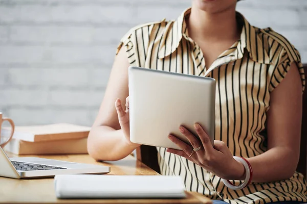 Abgeschnittenes Bild Einer Geschäftsfrau Die Arbeitsplatz Einem Tablet Computer Arbeitet — Stockfoto