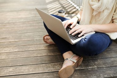 Dizüstü bilgisayar açık havada projede yapıyor Bayan üniversite öğrencisi görüntü kırpılmış