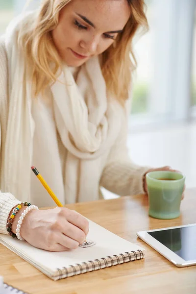 Estudiante Diseño Joven Bebiendo Café Negro Escribiendo Planificador — Foto de Stock