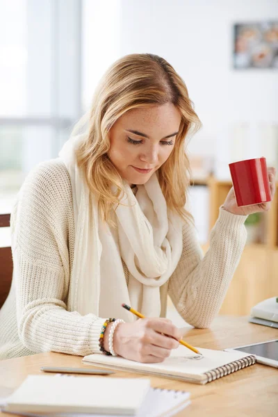 Muito Criativo Jovem Designer Desenhar Algo Bloco Notas Beber Café — Fotografia de Stock