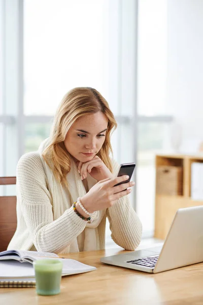 Estudiante Universitaria Sonriente Leyendo Mensaje Texto Teléfono Inteligente Lugar Hacer — Foto de Stock