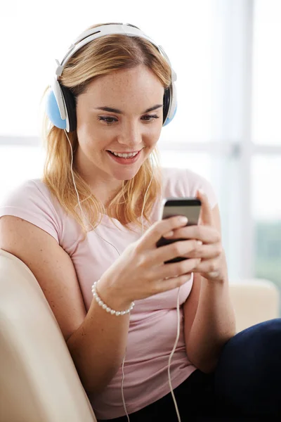 Mujer Joven Bastante Sonriente Auriculares Escuchando Música Través Aplicación Teléfono —  Fotos de Stock