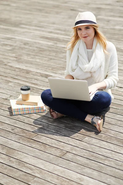 Collegestudent Sitter Utomhus Och Arbetar Bärbar Dator — Stockfoto