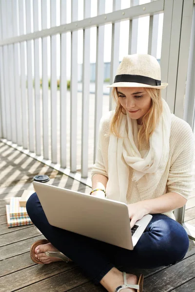 Jeune Jolie Femme Occupée Travailler Sur Ordinateur Portable Extérieur — Photo