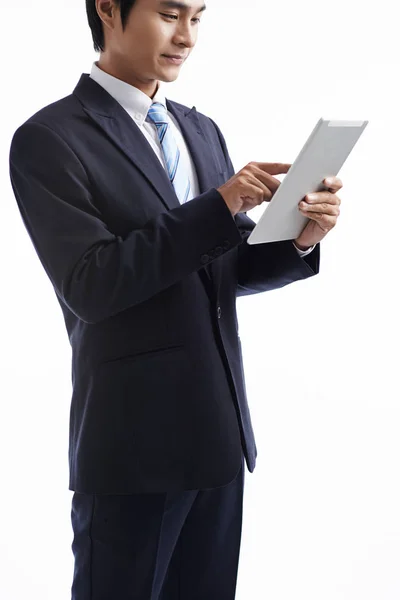 Sorrindo Jovem Empresário Usando Aplicativo Computador Tablet — Fotografia de Stock