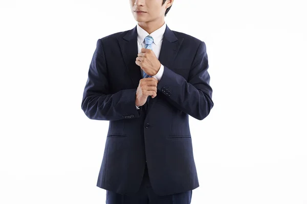 カフス 白で隔離を調整するきちんとしたエレガントなスーツの青年実業家 — ストック写真