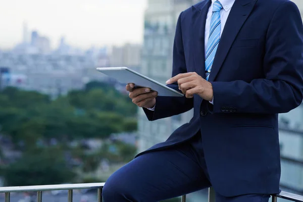 옥상에 태블릿 컴퓨터에 프로그램을 비즈니스 경영자의 자른된 이미지 — 스톡 사진