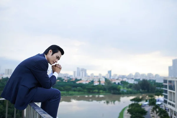 Imprenditore Stressato Seduto Sul Tetto Guardando Giù Pensando Alla Sua — Foto Stock