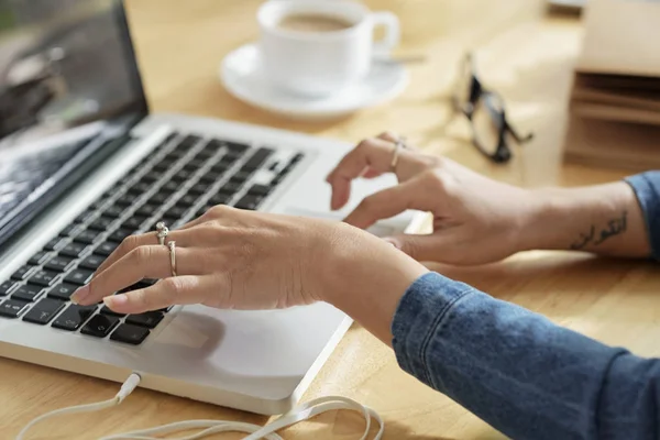 Handen Van Vrouwelijke Ondernemer Bezig Met Laptop Aan Haar Bureau — Stockfoto