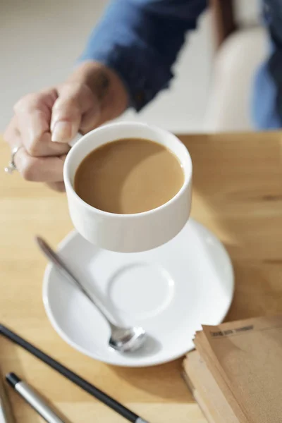 Tazza Delizioso Caffè Con Latte Mano Imprenditrice — Foto Stock