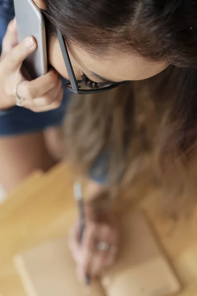 Mulher Falando Telefone Tomando Notas Planejador Foco Seletivo — Fotografia de Stock
