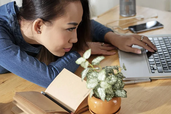 Mujer Vietnamita Bastante Joven Apoyada Mesa Trabajando Ordenador Portátil — Foto de Stock