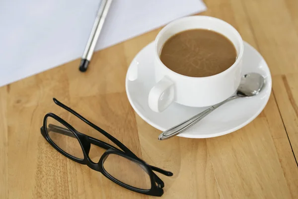 Tasse Kaffee Und Gläser Auf Dem Tisch — Stockfoto