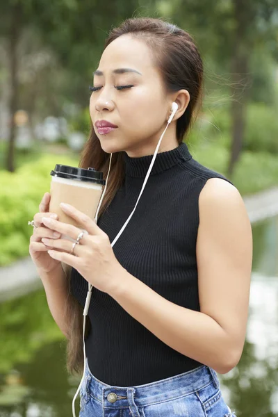 Junge Vietnamesin Hört Musik Über Kopfhörer Und Riecht Kaffee — Stockfoto