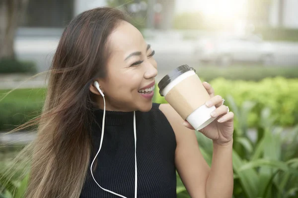 Glada Unga Asiatisk Kvinna Lyssnar Musik Och Dricka Take Away — Stockfoto