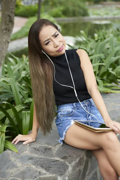 Frunciendo Ceño Bonita Mujer Asiática Sentada Aire Libre Con Tableta — Foto de Stock