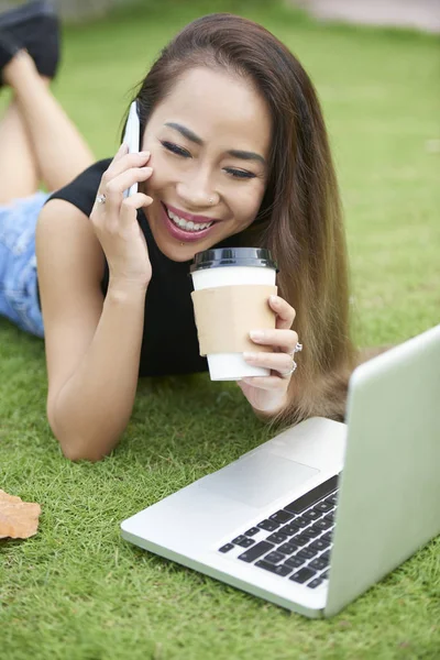 Szczęśliwa Młoda Kobieta Azjatyckich Picia Kawy Wynos Rozmowy Telefon — Zdjęcie stockowe