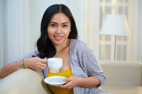 家でお茶を飲む美しいフィリピン人の若い女性 — ストック写真